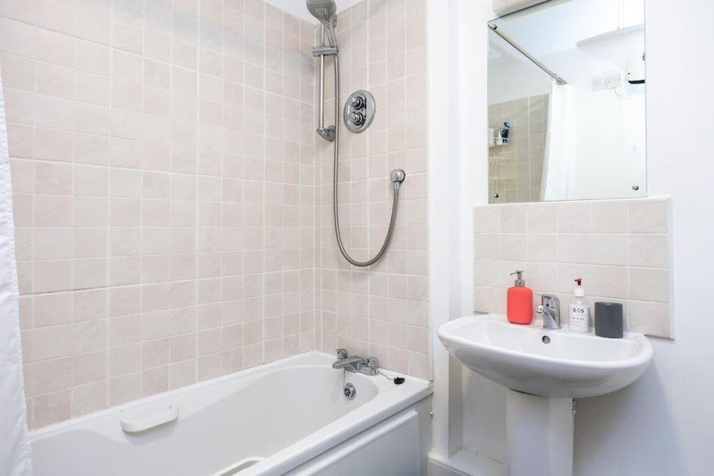 Peaceful 1 Bedroom In Portobello, Apartamento